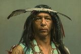 Arrowmaker, indián z kmene Odžibvejů (kmen představující původní obyvatelstvo oblasti okolo Velkých jezer). Snímek vznikl v roce 1903.