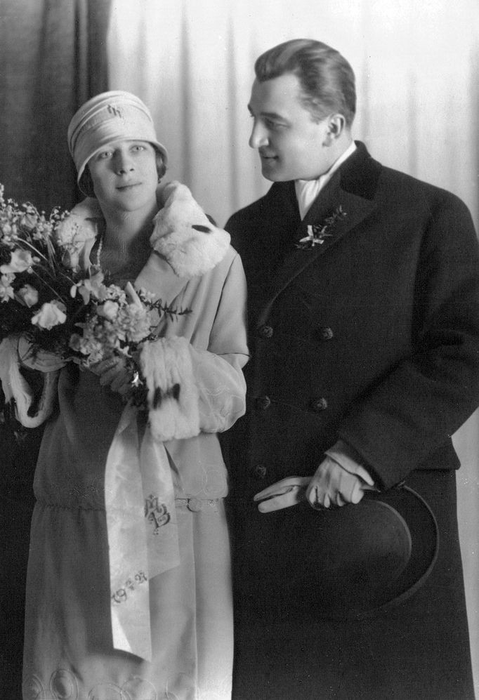 Svatební fotografie novomanželů Milady a Bohuslava Horákových, únor 1927.