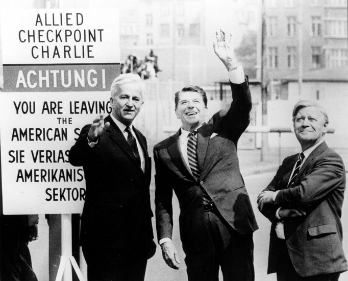 Primátor západního Berlína Richard von Weizsaecker, americký prezident Ronald Reagan a spolkový kancléř Západního Německa Helmut Schmidt u Checkpointu Charlie, 1982.