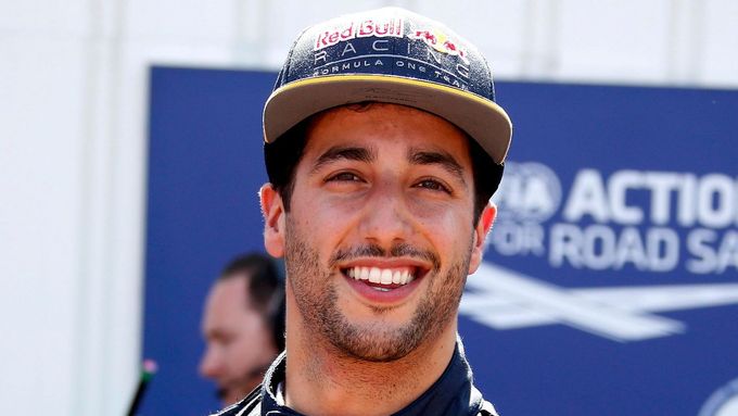 Daniel Ricciardo slaví pole position v Monaku.