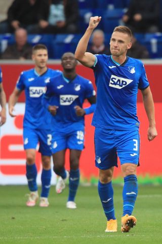 Pavel Kadeřábek se raduje se spoluhráči z Hoffenheimu