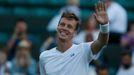 Tomáš Berdych slaví vítězství nad Jeremym Chardym v prvním kole Wimbledonu.