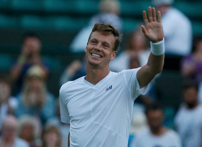 Tomáš Berdych slaví vítězství nad Jeremym Chardym v prvním kole Wimbledonu.