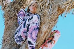 Miley Cyrusová lezla po vzácných stromech a fotila se na Instagram, lidé ji kritizují