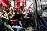 V Athénách čelilo mladým demonstratům na 4000 policistů