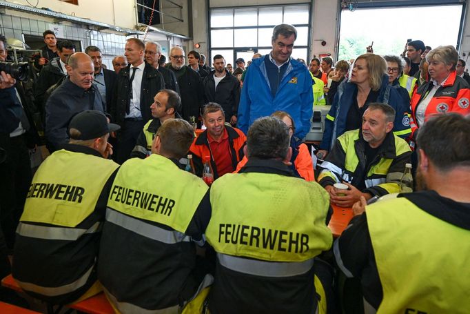 Německý kancléř Olaf Scholz na setkání s hasiči při návštěvě Reichertshofenu, kde došlo k rozsáhlým povodním.