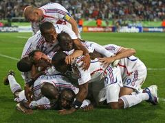 Fotbalisté Francie se radují z vedoucího gólu v zápase se Španělskem.
