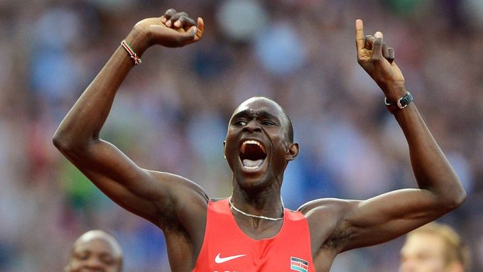 Keňský půlkař David Rudisha se raduje z výhry ve finále závodu na 800 metrů