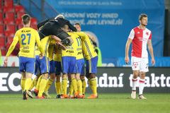 Černý apríl Slavie. Sešívaní se do boje o titul nevrátí, doma selhali se Zlínem