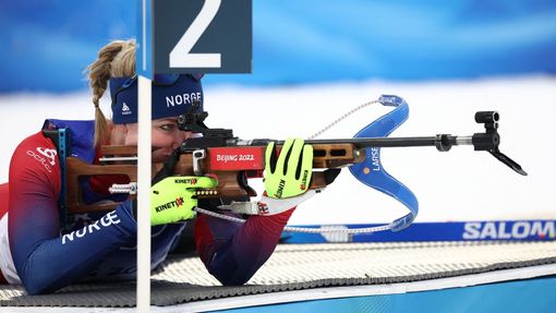 Marte Olsbuová Röiselandová z Norsko ve sprintu biatlonistek na ZOH 2022 v Pekingu