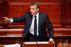 Česko a země Visegrádu nemohou EU jen blokovat, vzkazuje francouzský prezident Macron