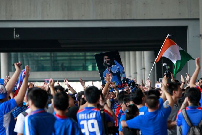 Fotbalista Didier Drogba z Pobřeží Slonoviny je vítán fanoušky při příletu do nového působiště Šanghaj Šenhuja, kde podepsal smlouvu na dva a půl roku.