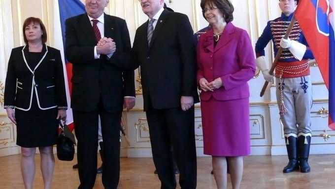 Zeman navštívil Slovensko, setkal se s prezidentem Gašparovičem