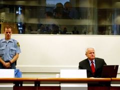 Bývalý jugoslávský prezident Slobodan Miloševič u Mezinárodního trestního tribunálu pro bývalou Jugoslávii v Haagu. Zemřel ve vězení letos v březnu.