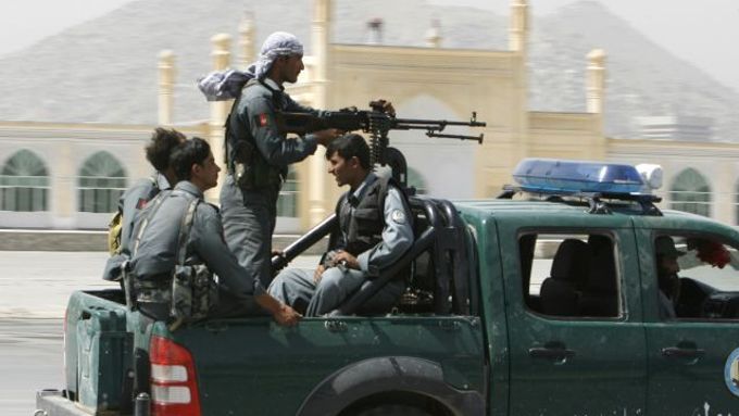 Afgánská policie hlídkuje v Kábulu. Podle ministra zahraničí Afghánistánu se Usámy bin Ládin skrývá v jiné zemi.