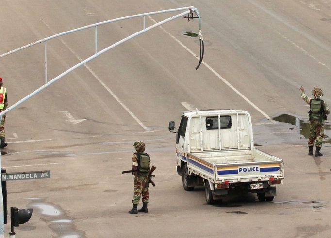 Vojáci v centru Harare.