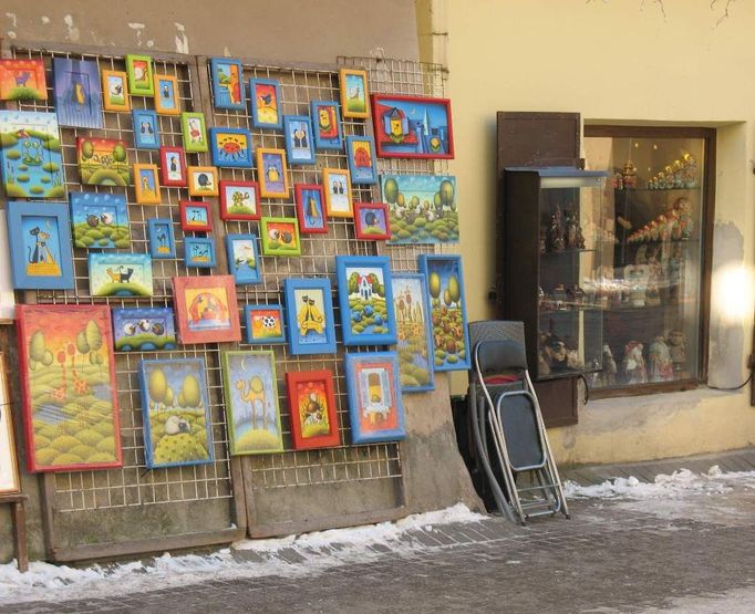 Obdoba pražské Celetné ulice, Pilies gatvė, kterou lemují restaurace, kavárny, obchody se suvenýry, občas pouliční muzikanti a také stánkaři. Obrazy tu můžete koupit po celý rok, málokterý kolemjdoucí se u nich ovšem zastaví.