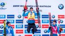 Martin Fourcade (2) slaví triumf ve stíhacím závodě mužů v rámci SP v Kontiolahti