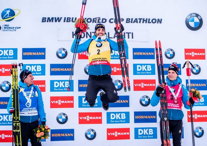 Martin Fourcade (2) slaví triumf ve stíhacím závodě mužů v rámci SP v Kontiolahti