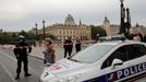 Policisté před policejní prefekturou v Paříži, kde došlo k útoku.