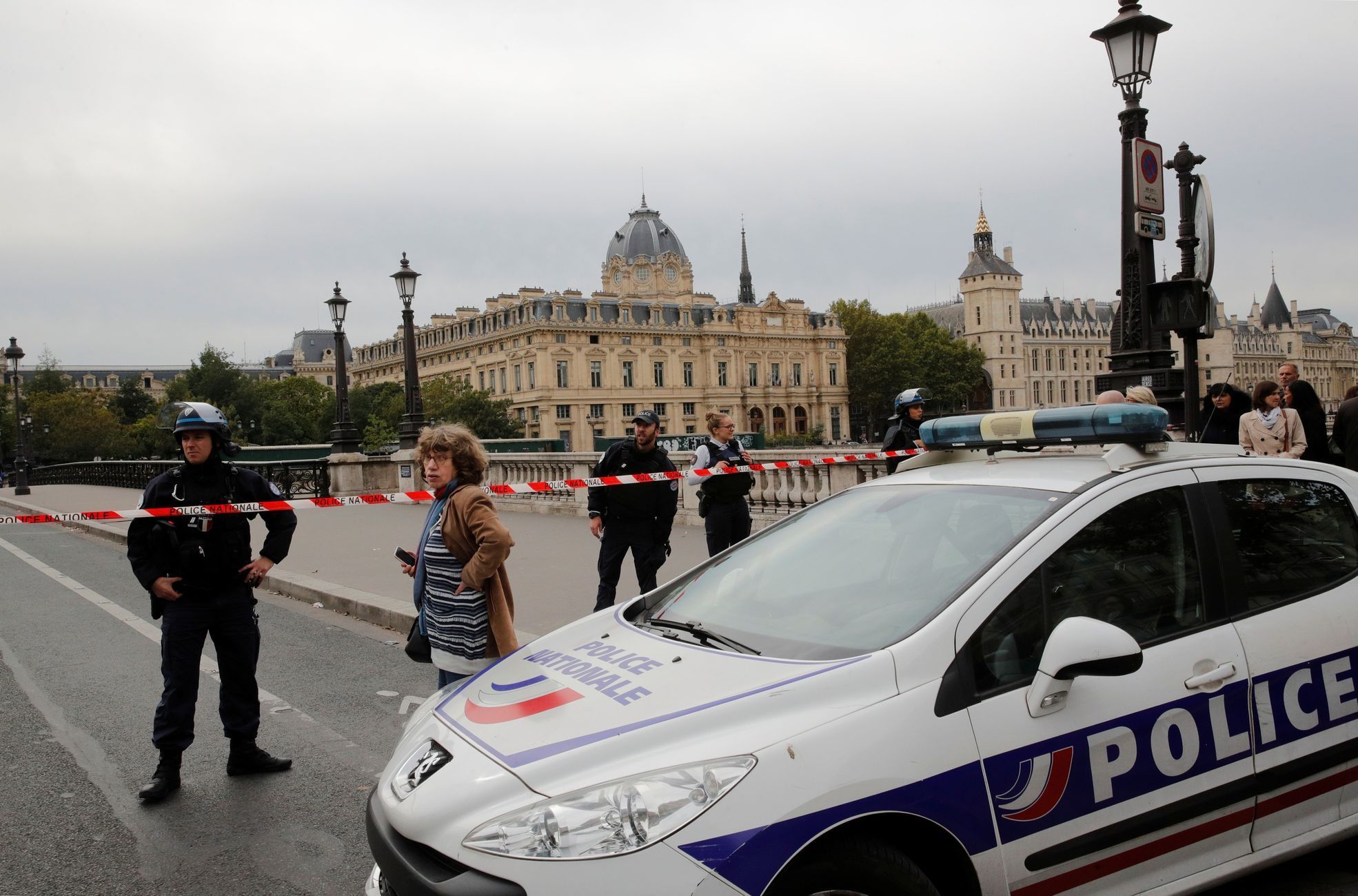 Policisté před policejní prefekturou v Paříži, kde došlo k útoku.