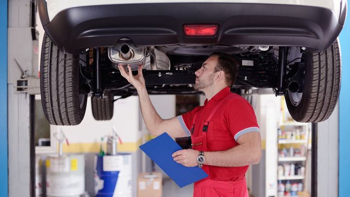 Moderní auta stárnou a potřebují kvalitní servis. Neznalý opravář jim snadno uškodí; Zdroj foto: iStock