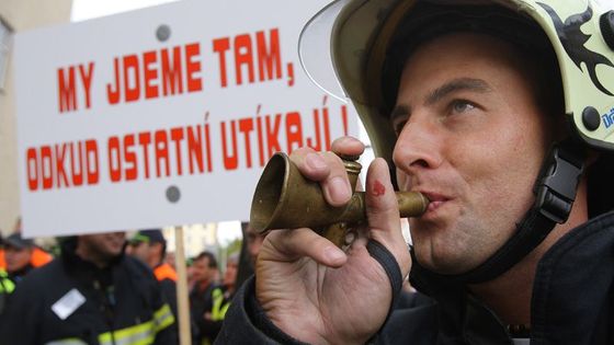 Demonstrace policistů a hasičů před ministerstvem vnitra