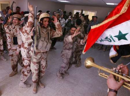 Iráčtí vojáci slaví během voleb
