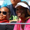 Americká tenistka Venus Williamsová sleduje svojí sestru Serenu ve 3. kole US Open.