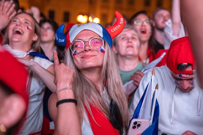 Fanoušci na Staroměstském náměstí v Praze sledují finále mezi Českem a Švýcarskem na MS v hokeji 2024.