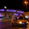 Na Atatürkovo letiště v Istanbulu se po teroristickém útoku sjíždějí záchranáři