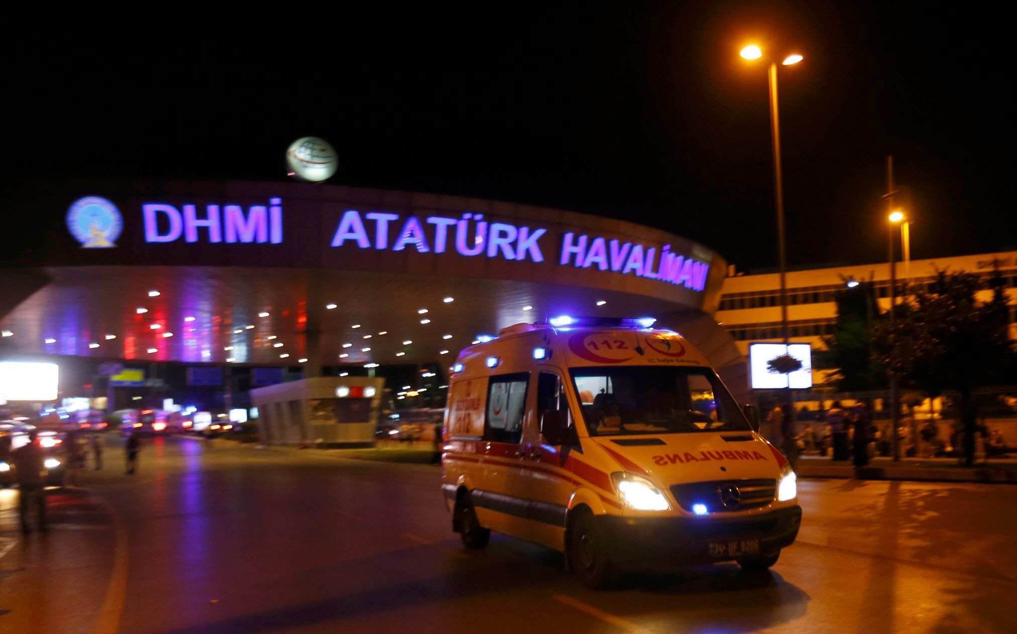 Na Atatürkovo letiště v Istanbulu se po teroristickém útoku sjíždějí záchranáři