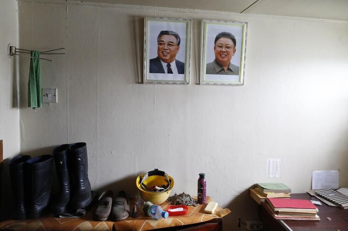 Portraits of former leader Kim Jong-il (R) and former president Kim Il-sung are seen in one of the rooms inside a North Korean flagged ship "Chong Chon Gang" docked at the Manzanillo Container Terminal in Colon City July 16, 2013. Panama detained the North Korean-flagged ship from Cuba as it headed to the Panama Canal and said it was hiding weapons in brown sugar containers, sparking a standoff in which the ship's captain attempted to commit suicide. Panama's President Ricardo Martinelli said the undeclared weapons were detected inside the containers when Panamanian authorities stopped the ship, suspecting it was carrying drugs. REUTERS/Carlos Jasso (PANAMA - Tags: CRIME LAW DRUGS SOCIETY POLITICS) Published: Čec. 16, 2013, 9:14 odp.