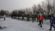 Nejprve vyjely na místo dvě osádky cisternových vozidel z požární stanice v Olomouci. Následně i dobrovolné jednotky hasičů k pomoci s vyváděním a střežením několika desítek kusů prasat.