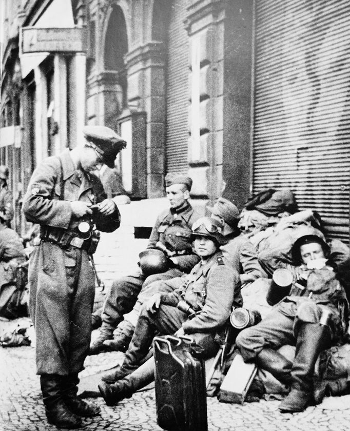 Řevnice, 6. května 1945. Příjezd kolony nákladních automobilů s příslušníky 1. pěšího pluku ROA na náměstí Victoria (dnes Krále Jiřího z Poděbrad).