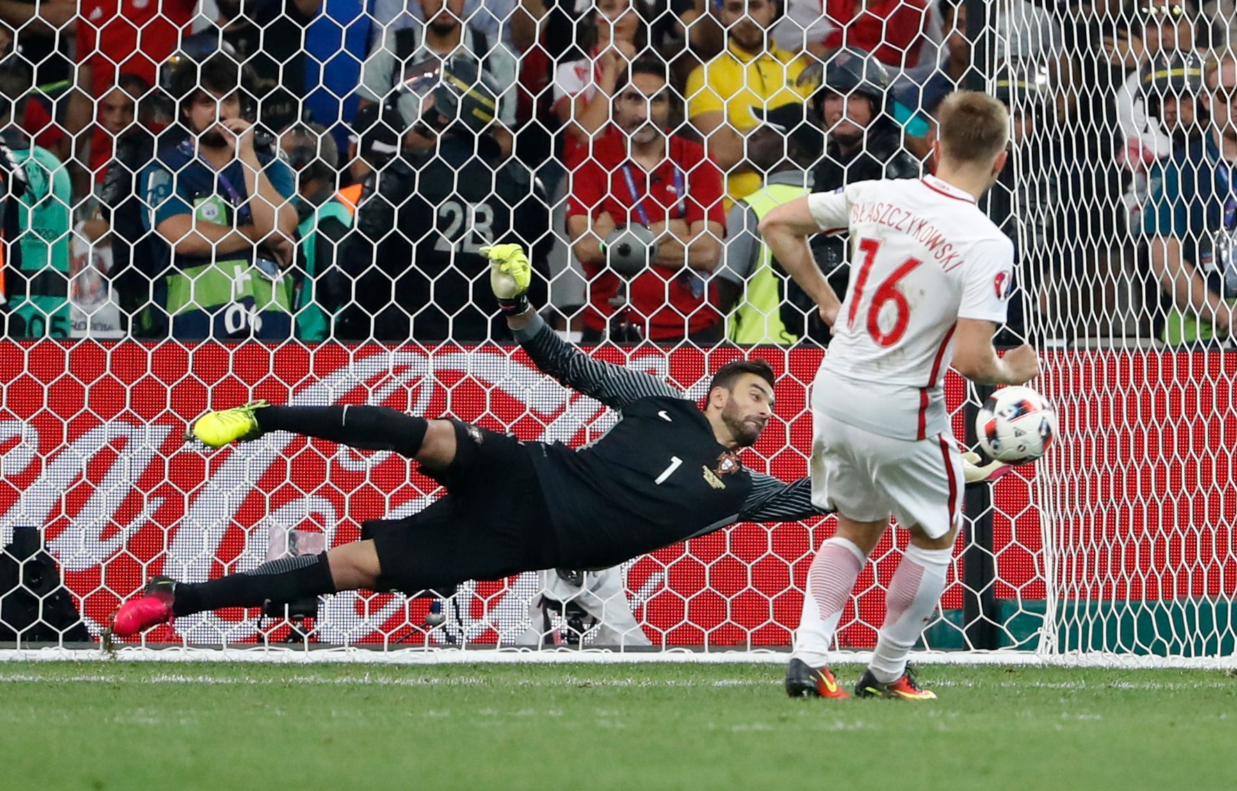 Euro 2016, Polsko-Portugalsko: Rui Patricio chytá penaltu - Jakub Blaszczykowski