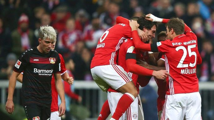 Mats Hummels slaví gól se spoluhráči z Bayernu Mnichov