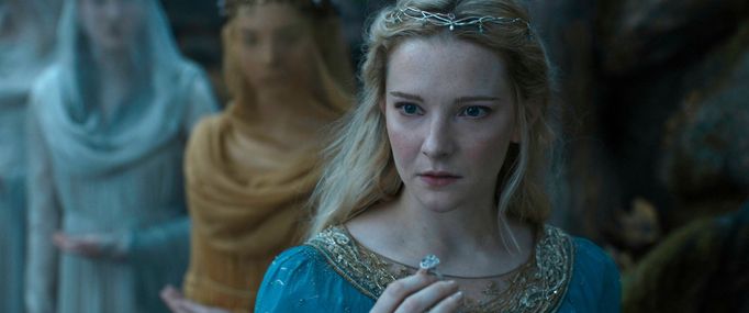 Morfydd Clark jako Galadriel.