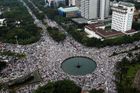 Ulice indonéské Jakarty zaplnily desetitisíce radikálních muslimů. Na demonstraci dohlíží armáda