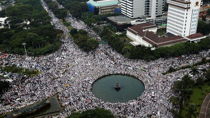 Dav demonstrantů v Jakartě.