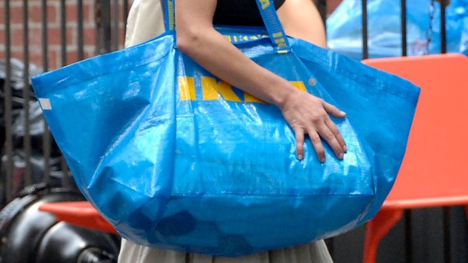 Catherine Zeta Jonesová s modrou nákupní taškou Ikea.