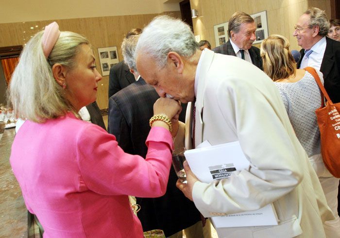 Ruppert Strachwitz se zdraví s Bettinou Lobkowiczovou
