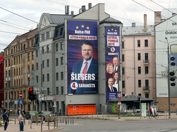 Plakáty lídra pravicově populistické politické strany „Lotyšsko na prvním místě“ Ainarse Šleserse před volbami do europarlamentu,