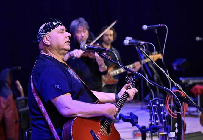 Zpěvák a kytarista skupiny Fleret Zdeněk Hrachový.