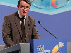 Eurokomisař Mandelson se pustil do křížku s úřadujícím šéfem EU Sarkozym.