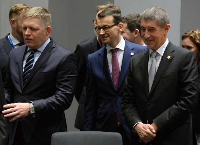 Andrej Babiš, Mateusz Morawiecki a Robert Fico na summitu lídrů zemí Evropské unie v Bruselu. - prosinec 2017