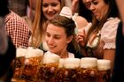 Obrazem: Kroje a miliony litrů piva. Skončil Oktoberfest, tohle jsou nejlepší snímky