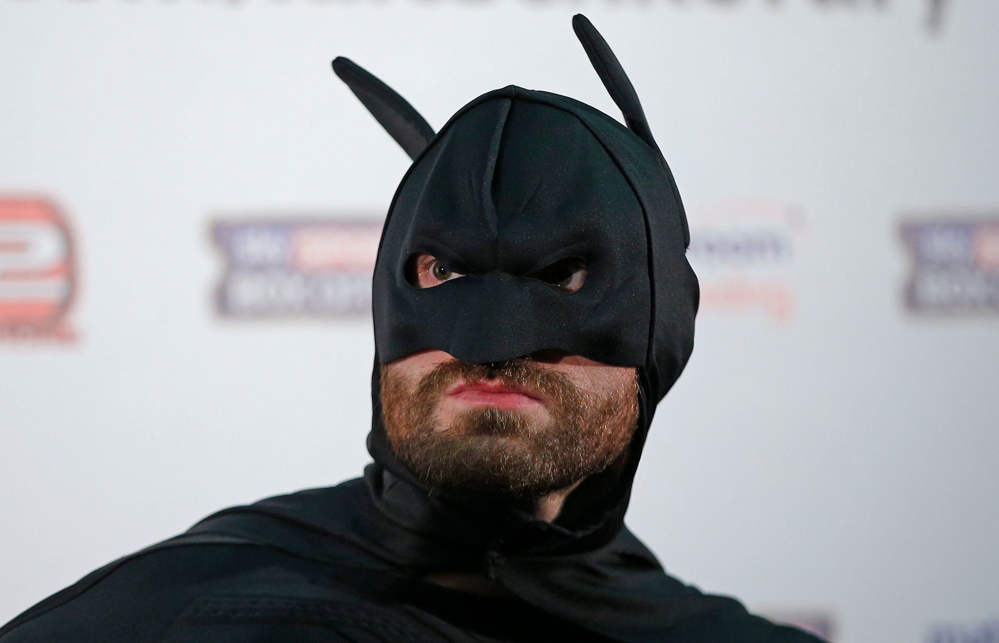 Tyson Fury na tiskové konferenci převlečený za Batmana