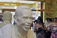 Václav Havel má ve Slavii sochu v životní velikosti