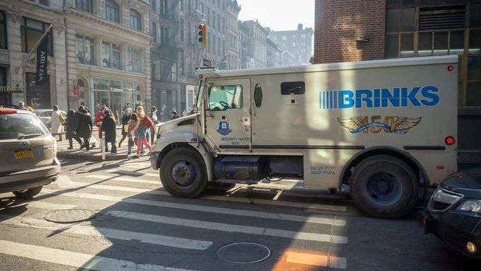 Jan Novák jezdil po Chicagu s dodávkou přepravující nemalé obnosy. Na ilustračním snímku z roku 2019 je vůz bezpečnostní služby The Brink's Company v New Yorku.